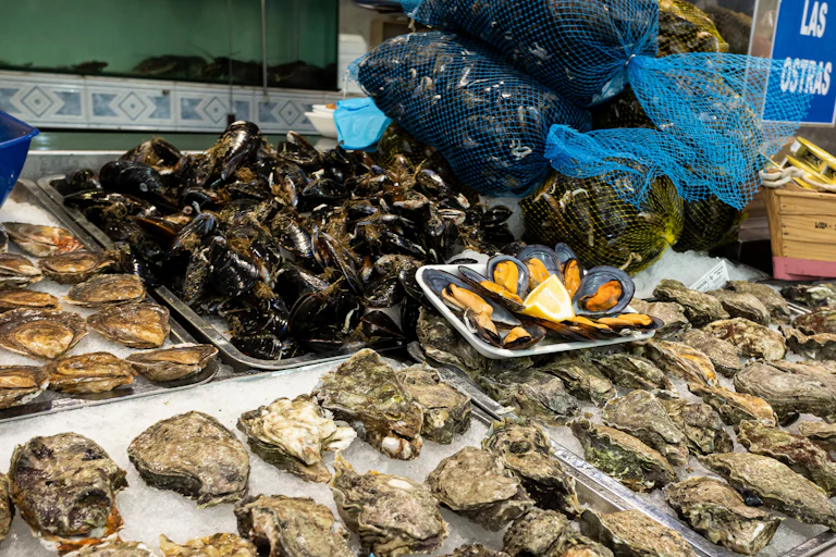 Mejillones y ostras expuestos en un mercado