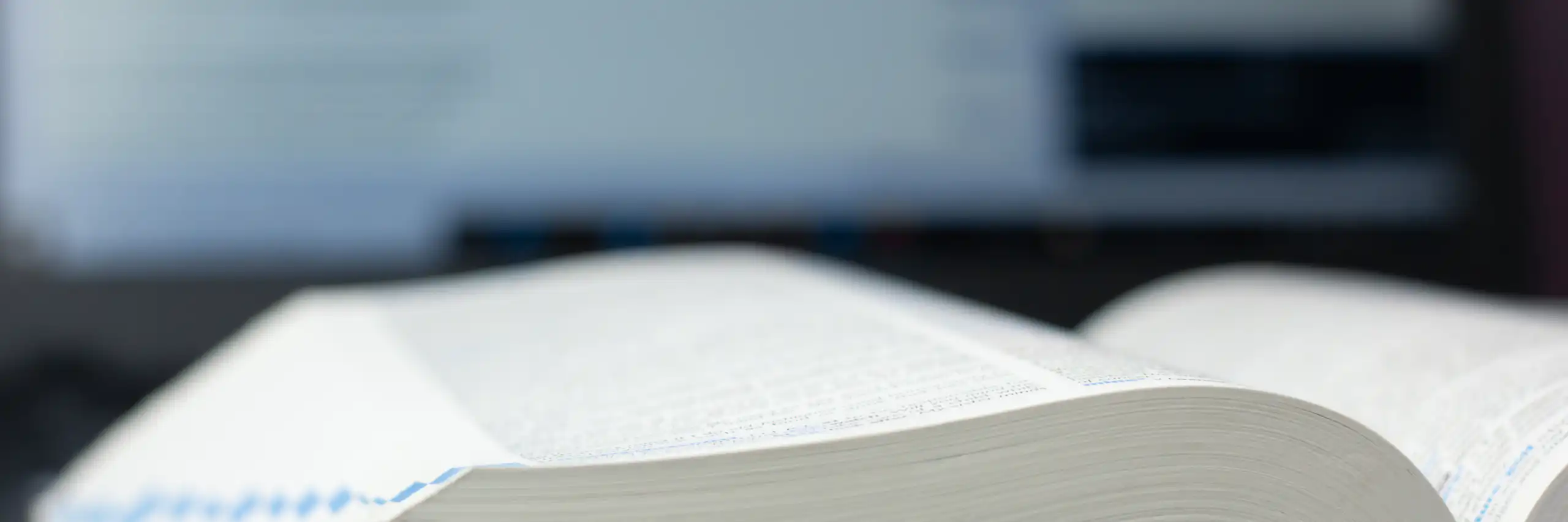 Un llibre en paper, gros, obert per la meitat