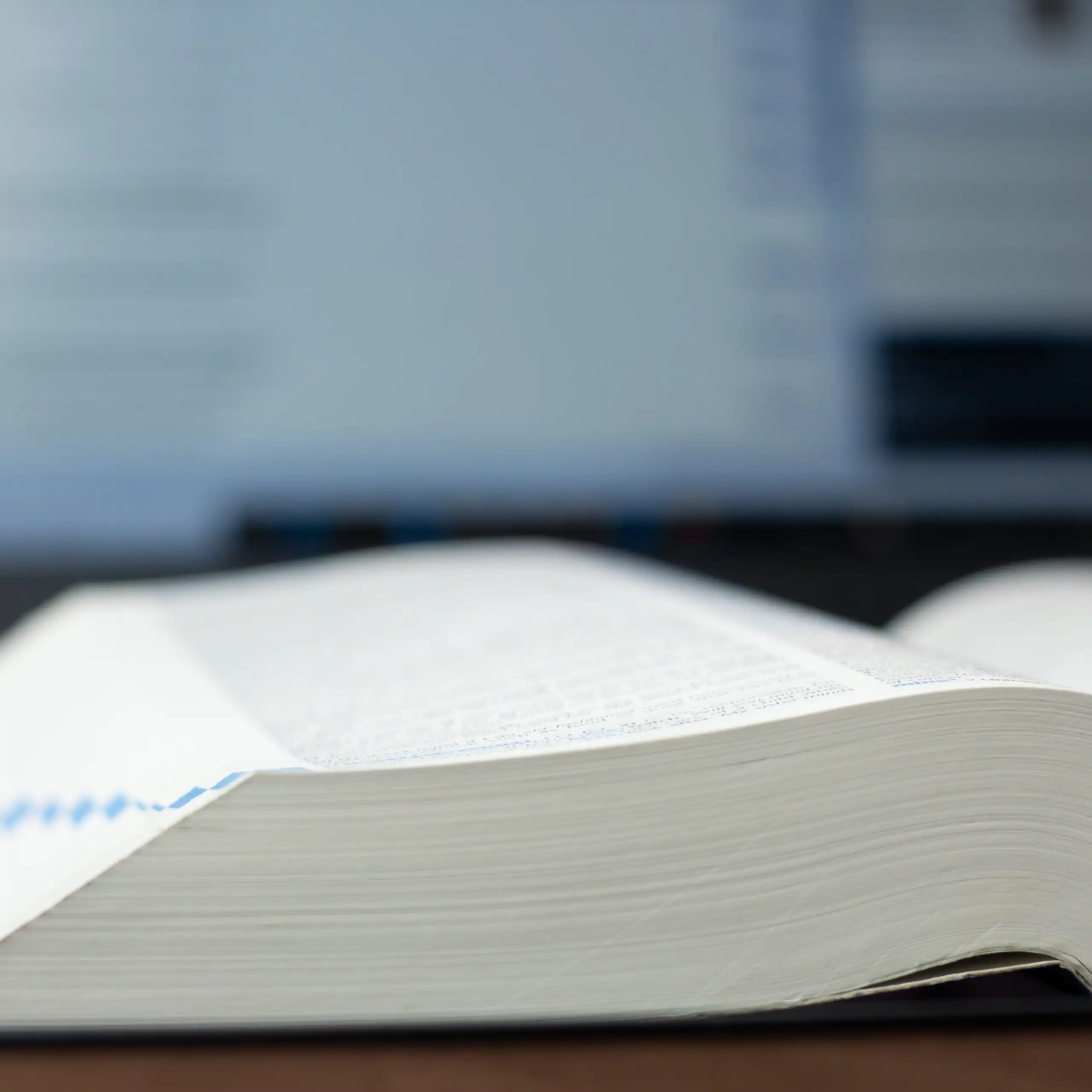 Un llibre en paper, gros, obert per la meitat