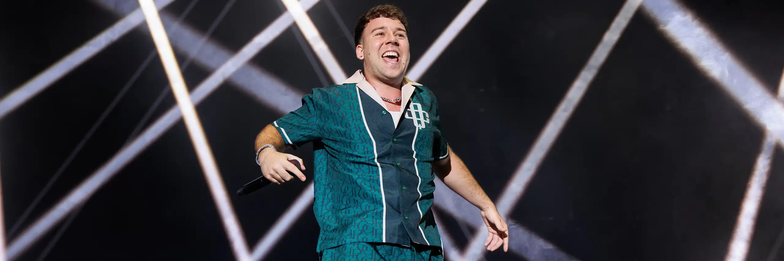 Un hombre joven salta en un escenario.