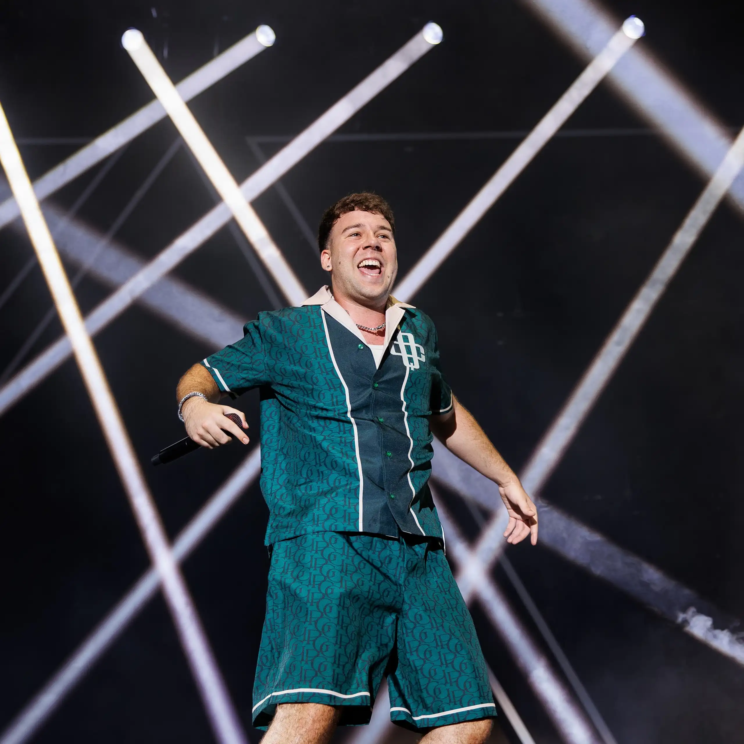 Un hombre joven salta en un escenario.