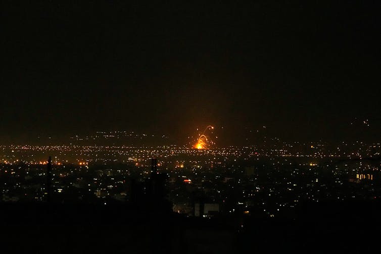Una guerra entre Estados Unidos e Israel contra Irán podría derribar el orden global liderado por las Naciones Unidas 1 La explosión ilumina la ciudad por la noche.