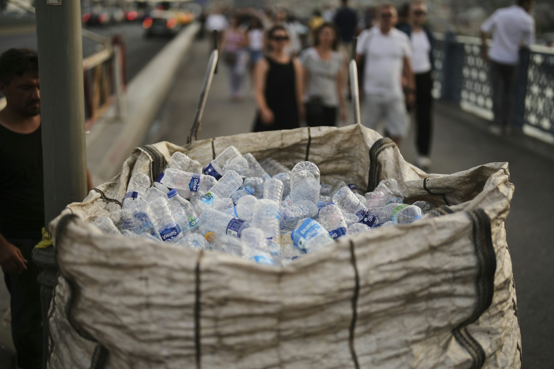 una bolsa grande llena de botellas de agua de plástico