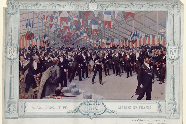 L’arrivée des convives dans la salle du banquet parée de drapeaux bleu-blanc-rouge.