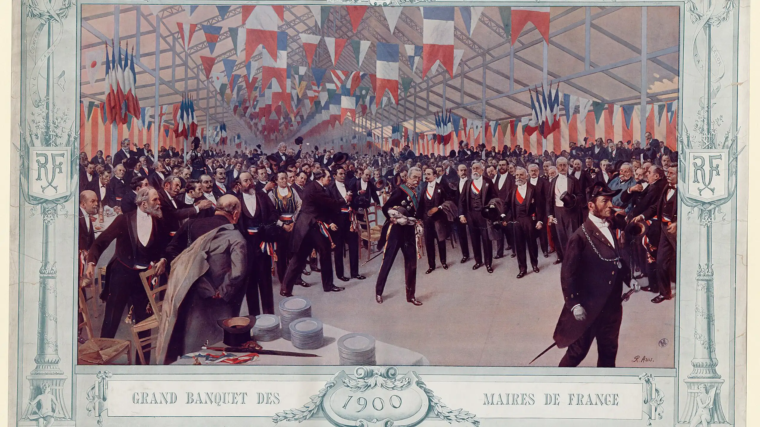 L’arrivée des convives dans la salle du banquet parée de drapeaux bleu-blanc-rouge.