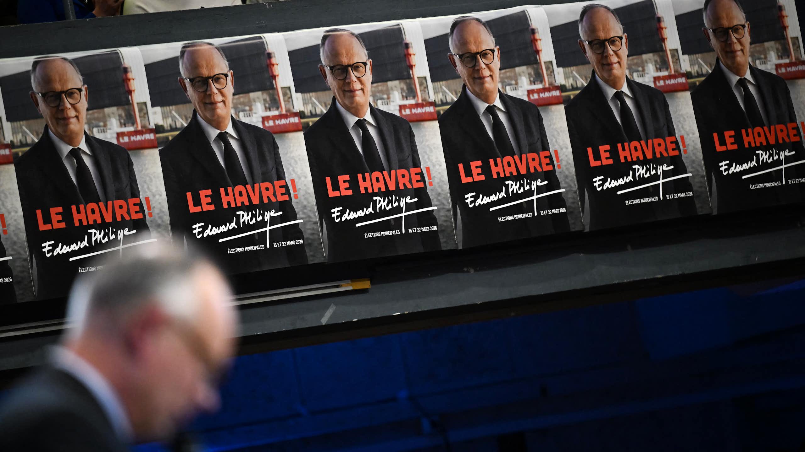 Affiches électorales devant lesquelles passe Edouard Philippe (flouté)