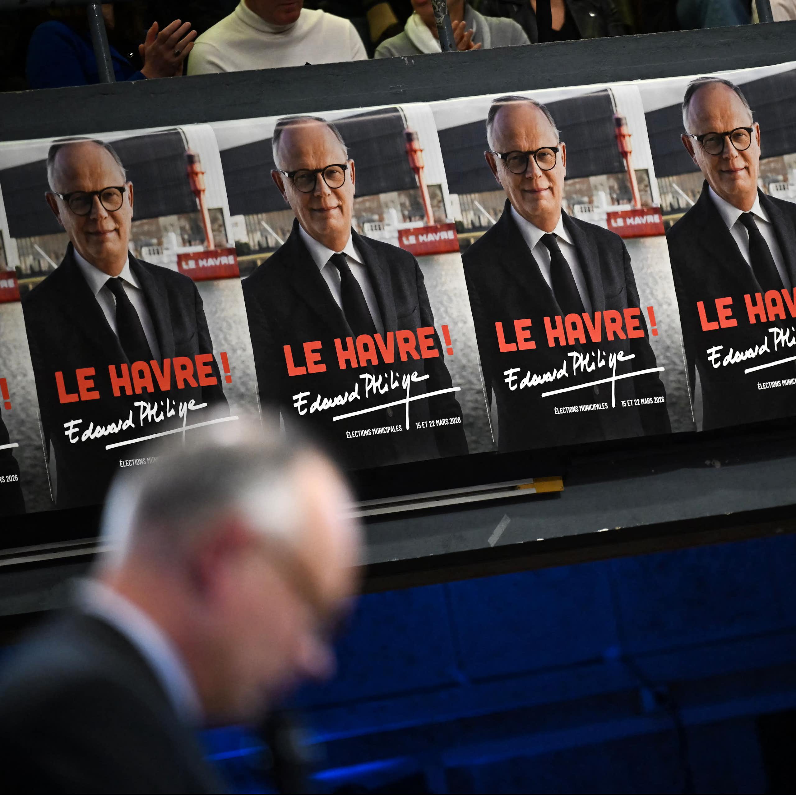Affiches électorales devant lesquelles passe Edouard Philippe (flouté)