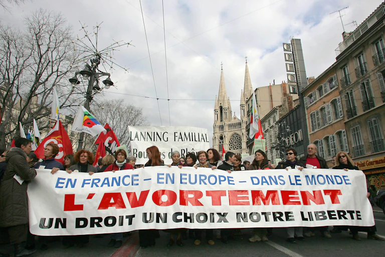 Photo de la banderole de tête, « En France, en Europe, dans le monde : l’avortement – un droit, un choix, notre liberté ».