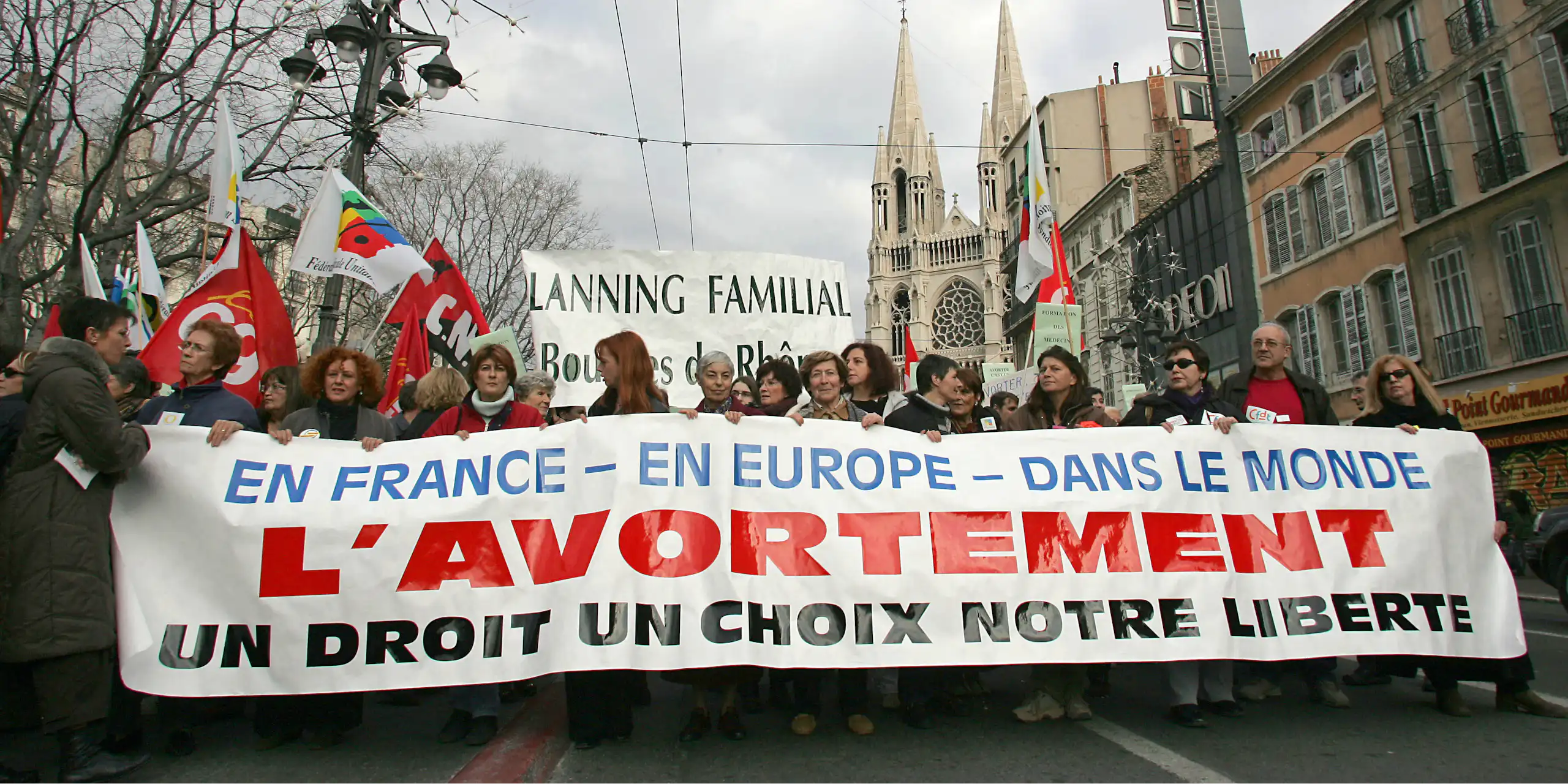 Photo de la banderole de tête, « En France, en Europe, dans le monde : l’avortement – un droit, un choix, notre liberté ».
