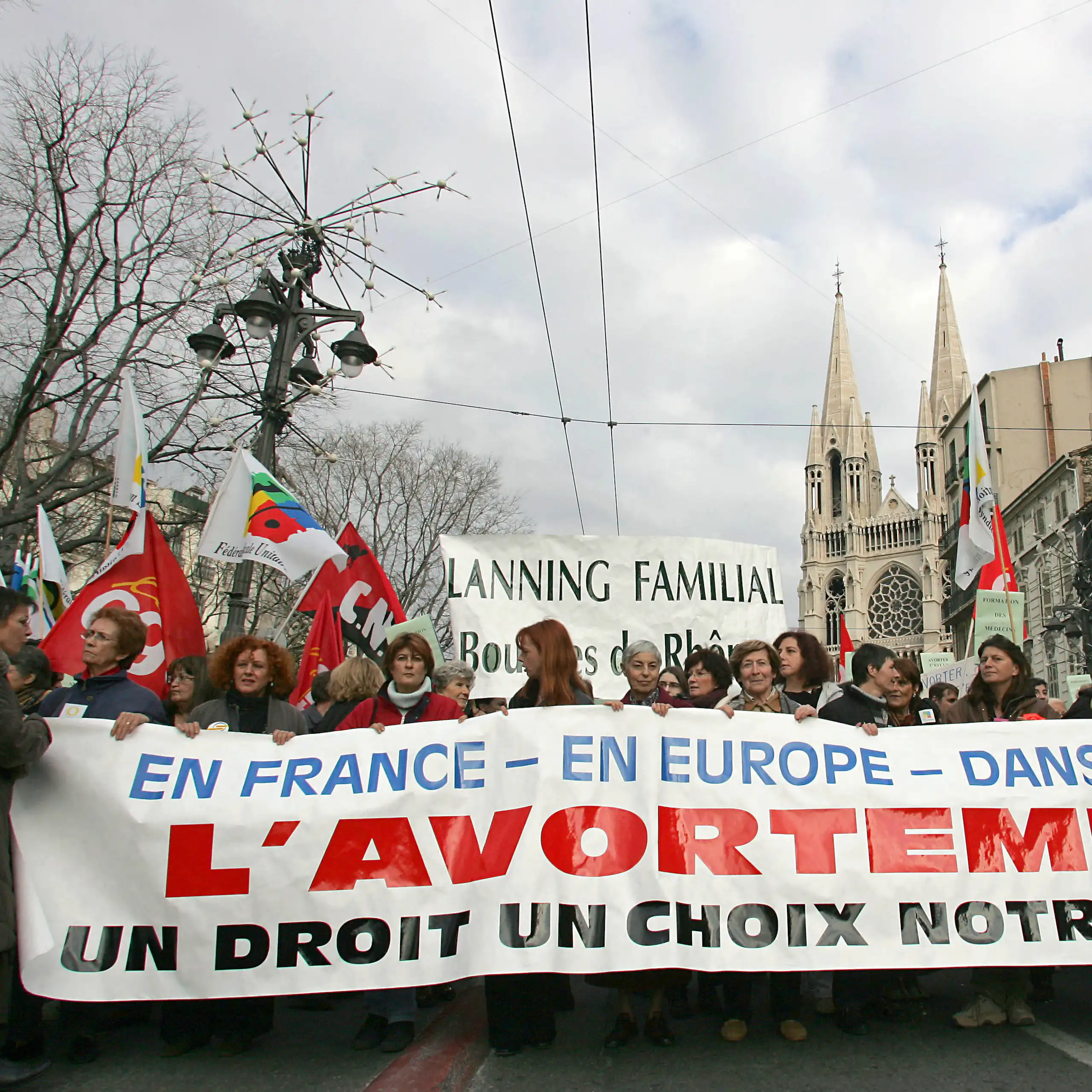 Photo de la banderole de tête, « En France, en Europe, dans le monde : l’avortement – un droit, un choix, notre liberté ».