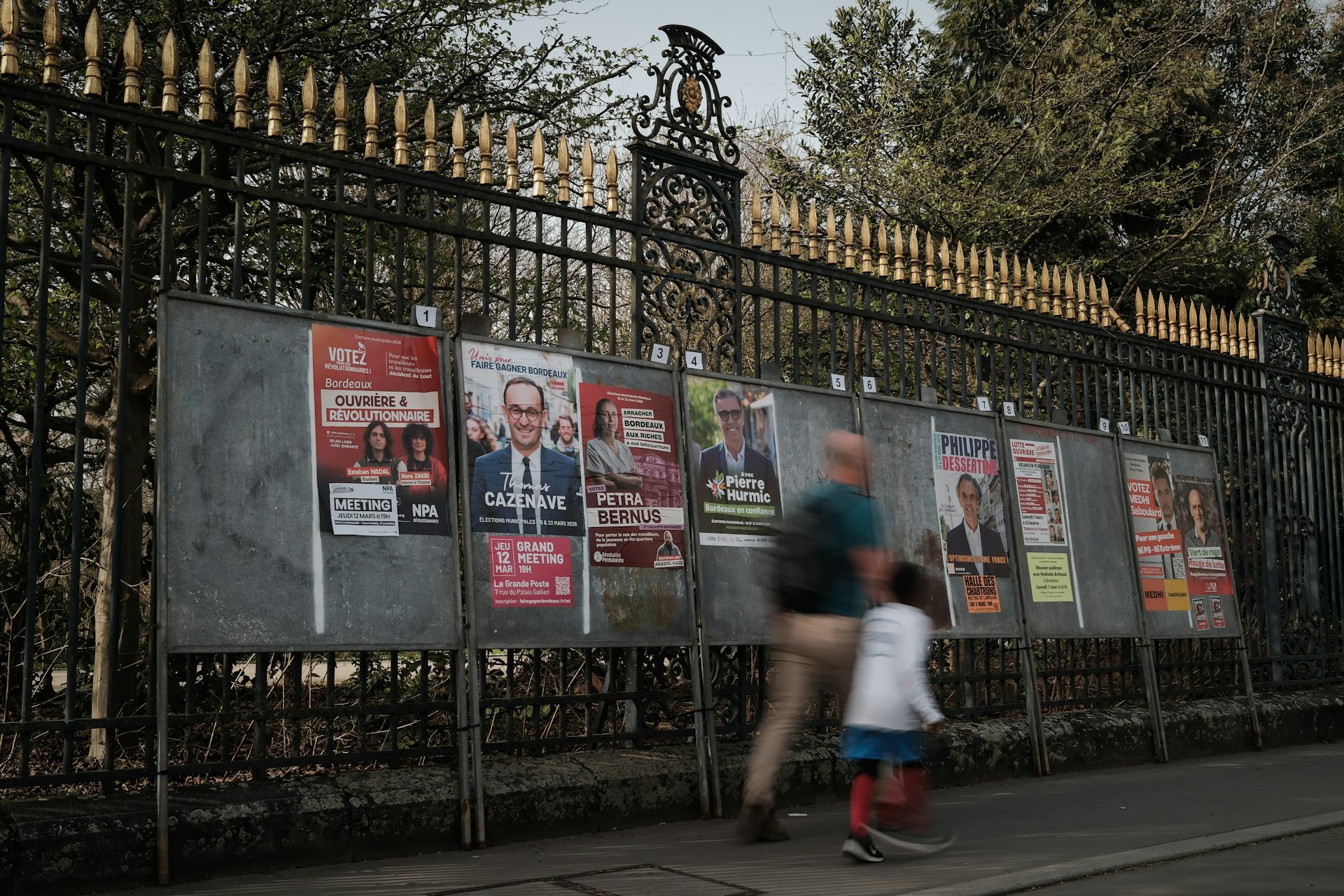 Cette photographie montre des affiches électorales représentant des candidats à Bordeaux, dans le sud-ouest de la France, le 1er mars 2026, à l'approche des élections municipales françaises.