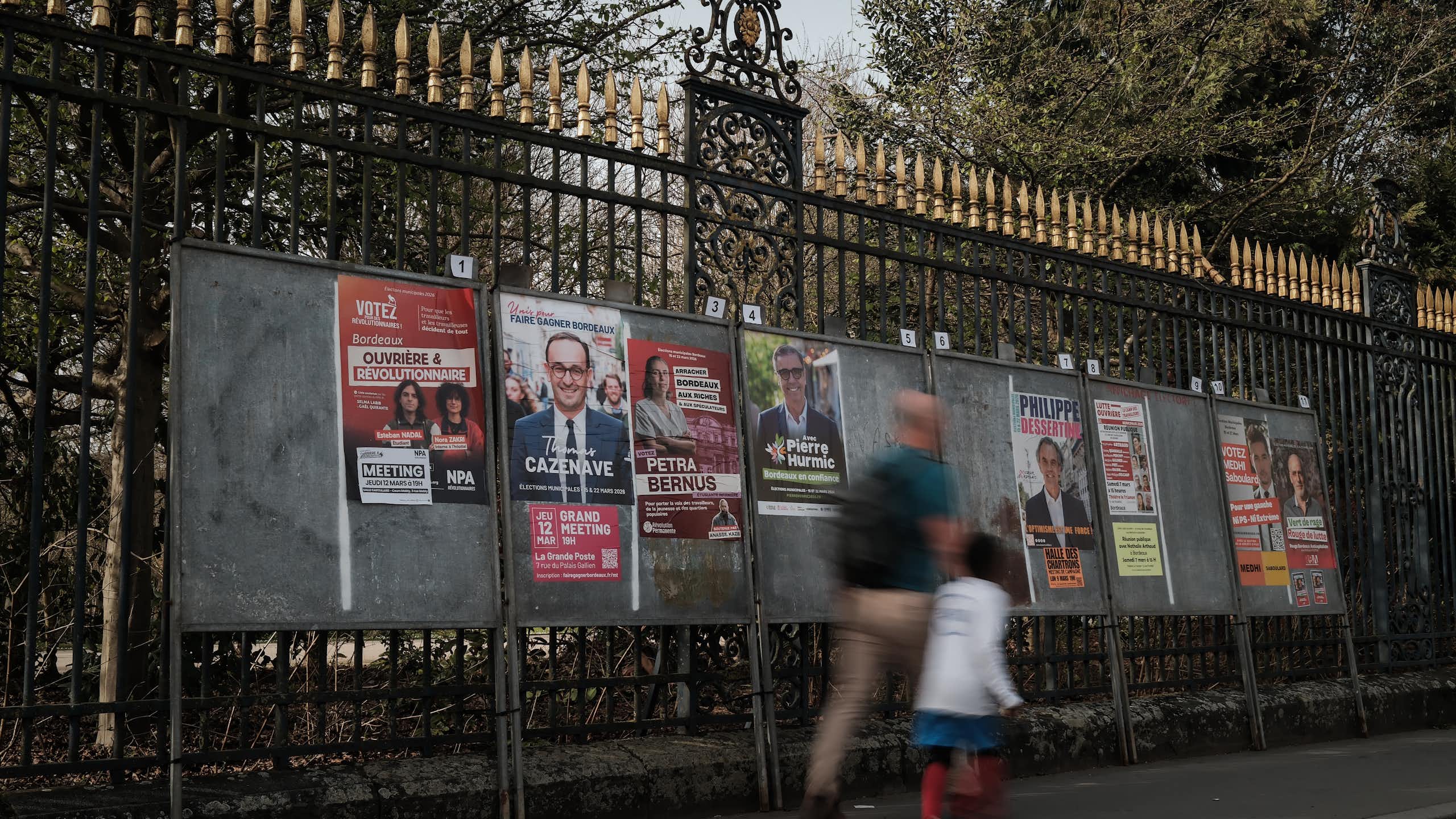 Cette photographie montre des affiches électorales représentant des candidats à Bordeaux, dans le sud-ouest de la France, le 1er mars 2026, à l'approche des élections municipales françaises.