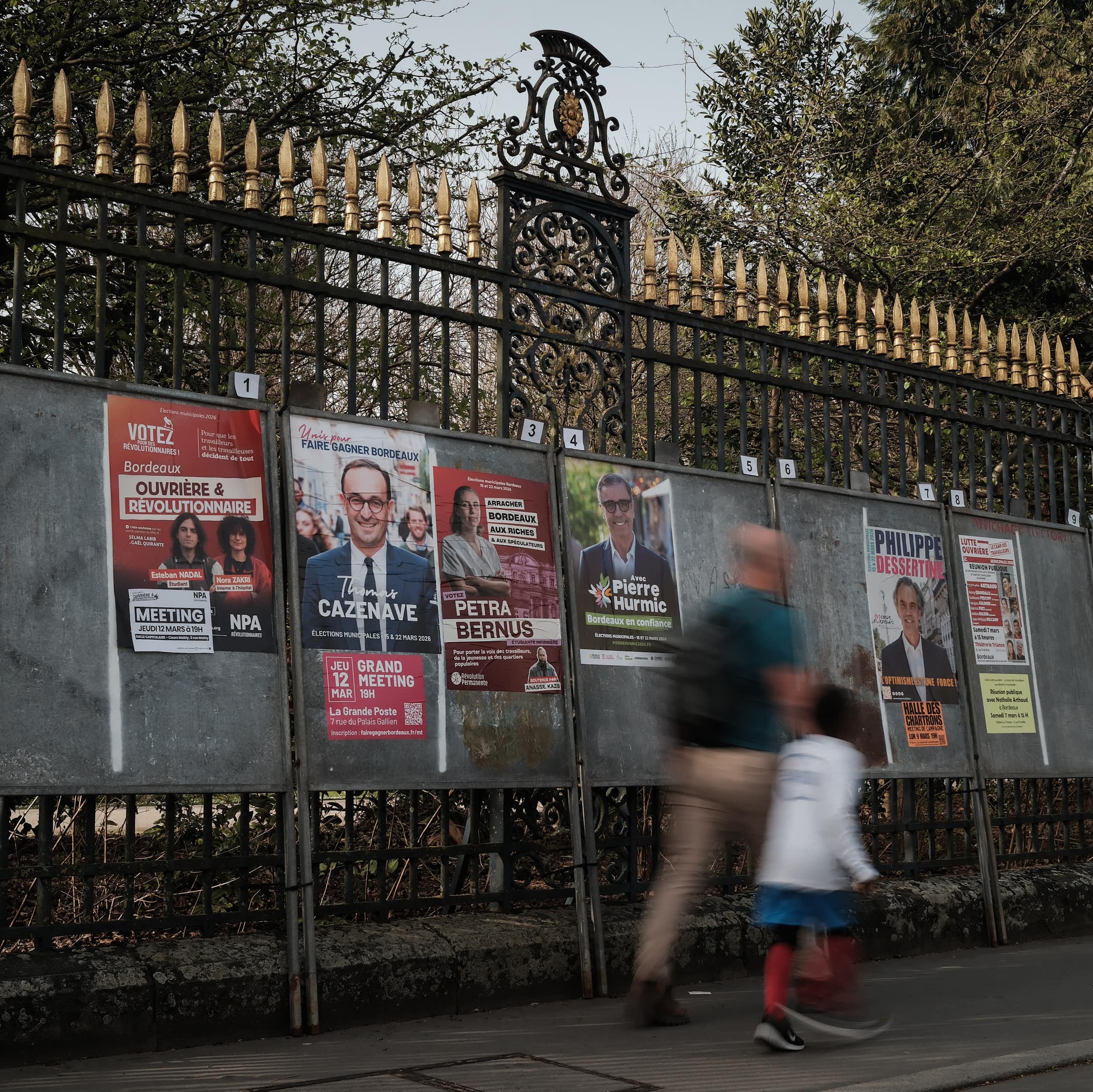 Cette photographie montre des affiches électorales représentant des candidats à Bordeaux, dans le sud-ouest de la France, le 1er mars 2026, à l'approche des élections municipales françaises.
