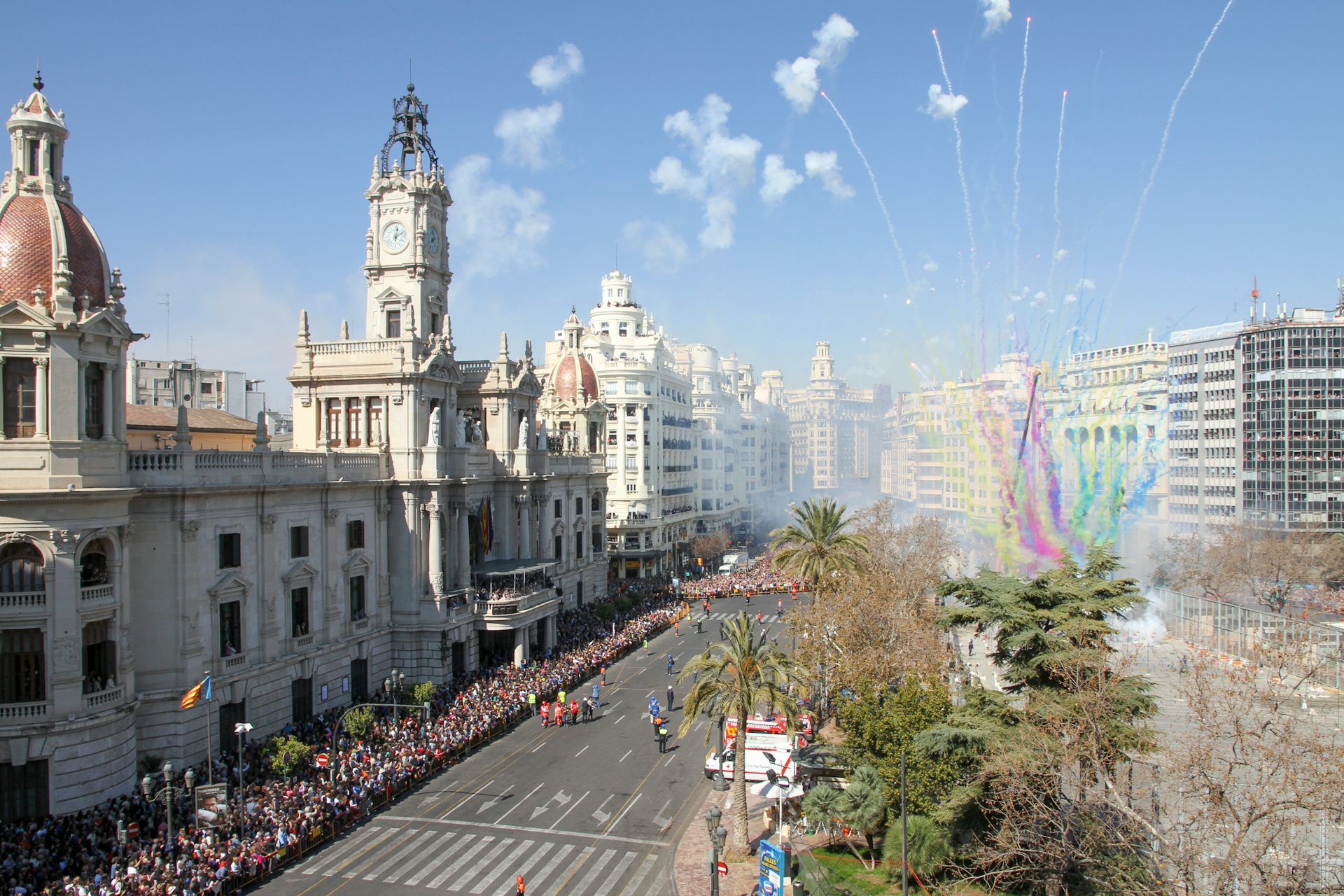 Una mascletà a la plaça de l'Ajuntament de València.
