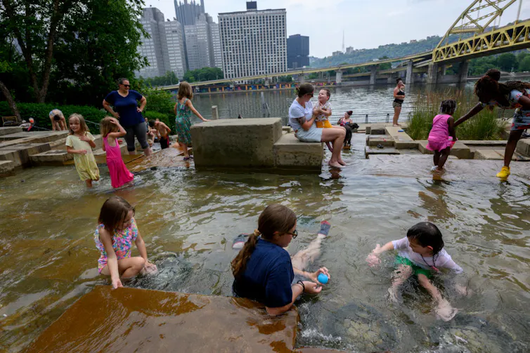 Se estima que la contaminación del aire en Pittsburgh se cobra más de 3.000 vidas al año, y las reversiones de la EPA no están ayudando 2 Los niños juegan en el agua a lo largo de un parque frente al río en Pittsburgh.