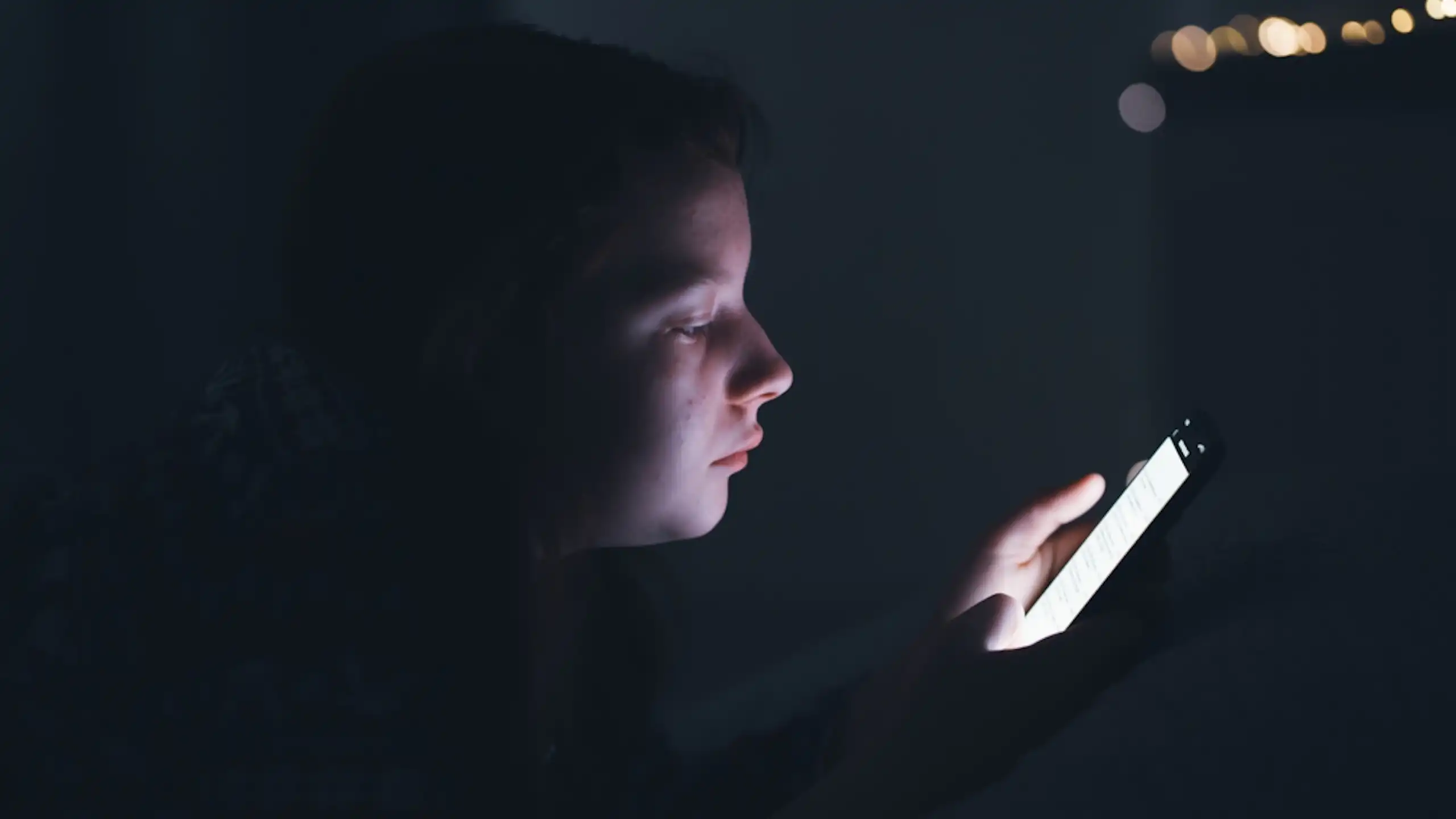 Une adolescente en train de consulter un smartphone.