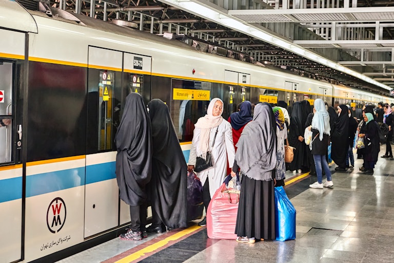 Mujeres en el metro de Teherán.