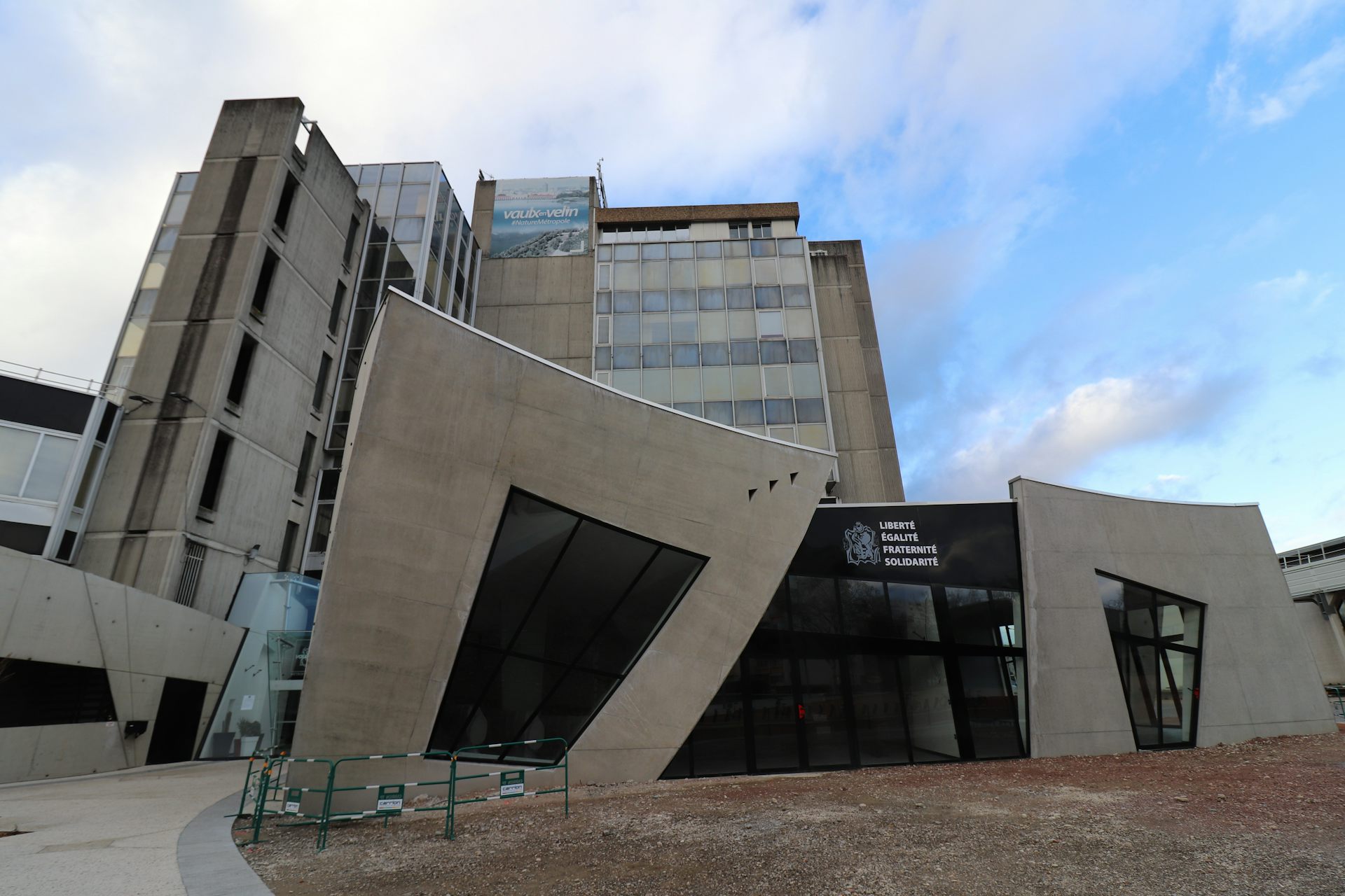 Des quartiers qui votent peu, des politiques qui les oublient : une double absence dans les quartiers populaires ?