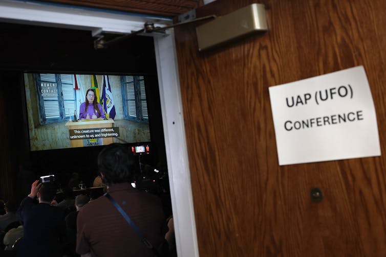 Puerta abierta con cartel de papel