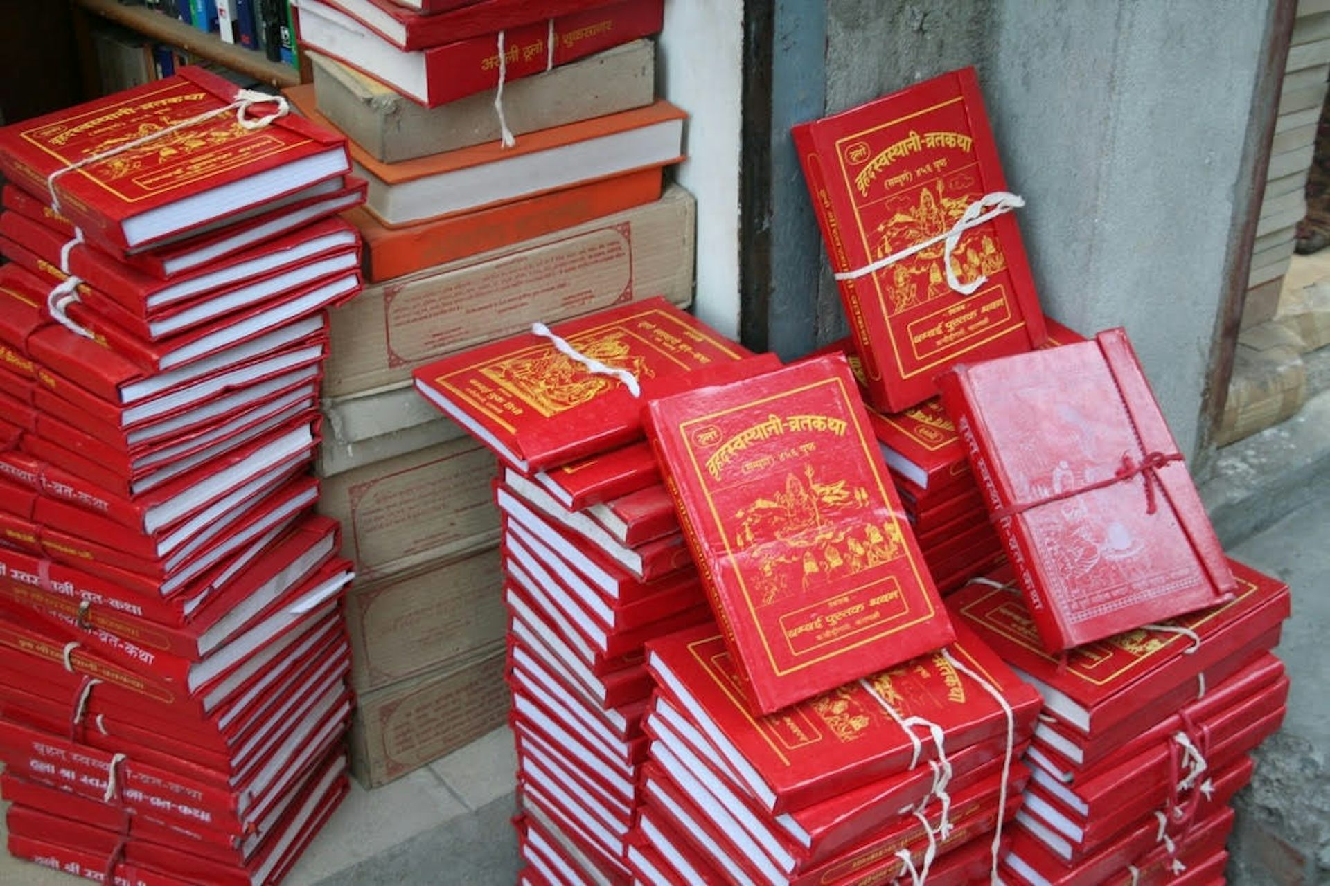 Varias pilas de libros con tapas rojas colocadas una al lado de la otra.