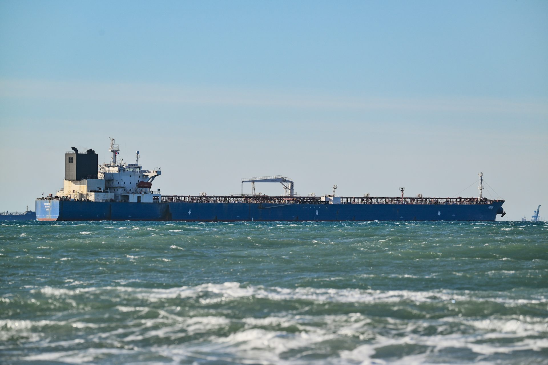 Un gran petrolero en el mar.