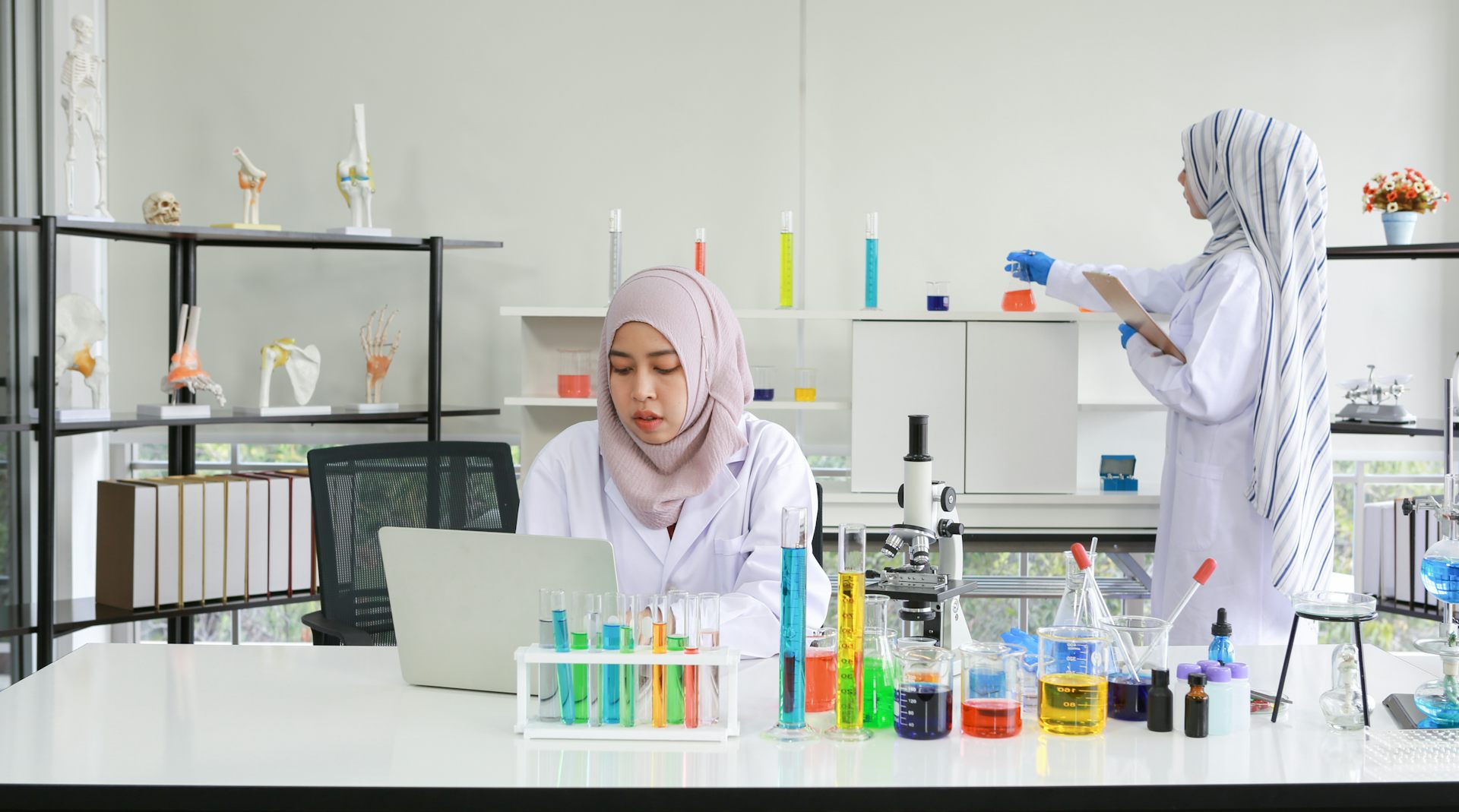 Perempuan peneliti sering didiskriminasi bukan karena tidak pintar, tapi karena sistem sosial yang mengutamakan laki-laki.