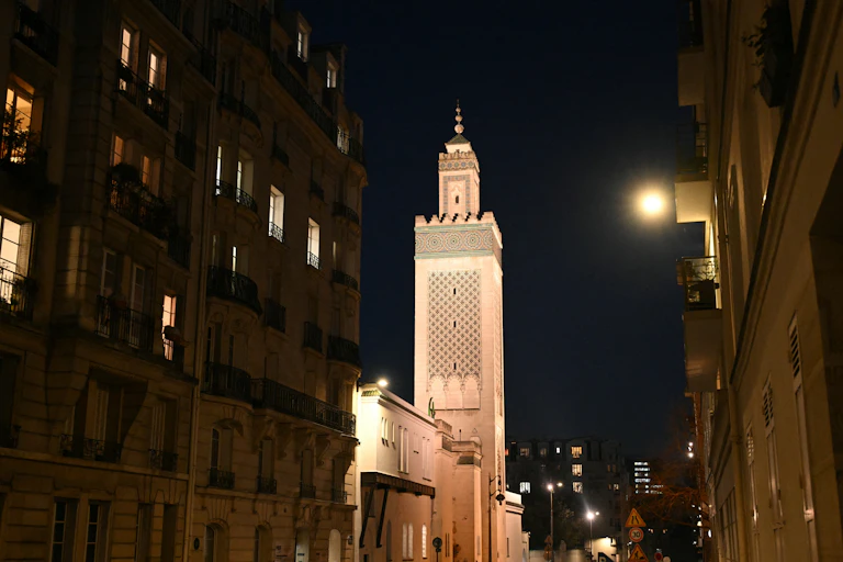 La Grande Mosquée de Paris vue de nuit en mars 2025.
