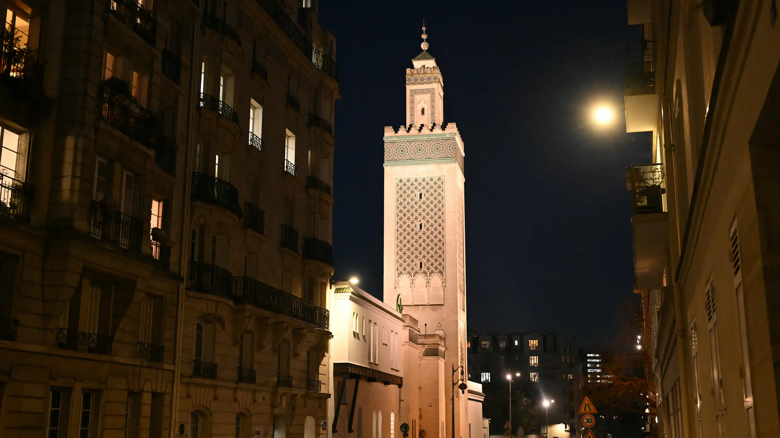 La Grande Mosquée de Paris vue de nuit en mars 2025.