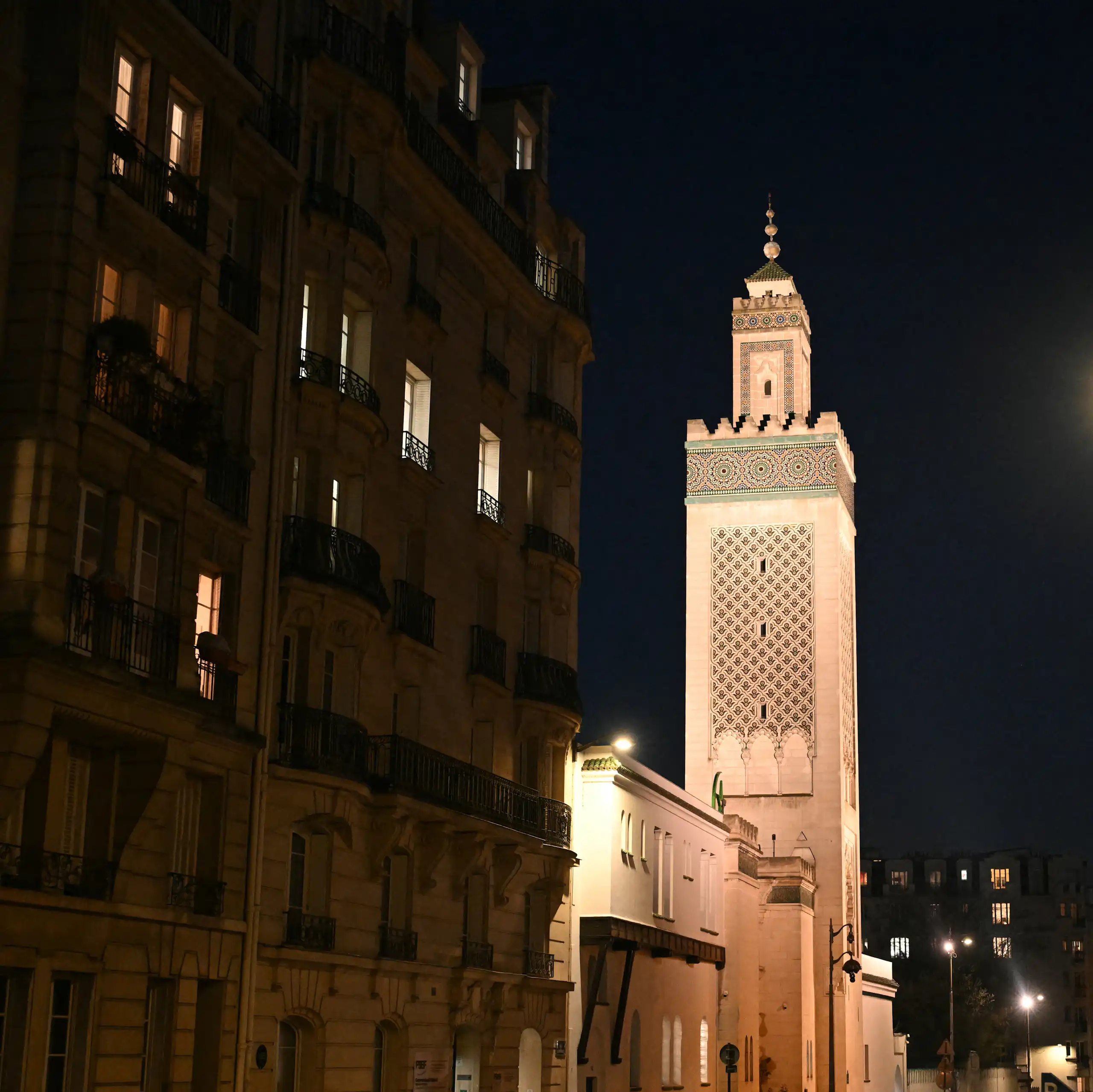 La Grande Mosquée de Paris vue de nuit en mars 2025.