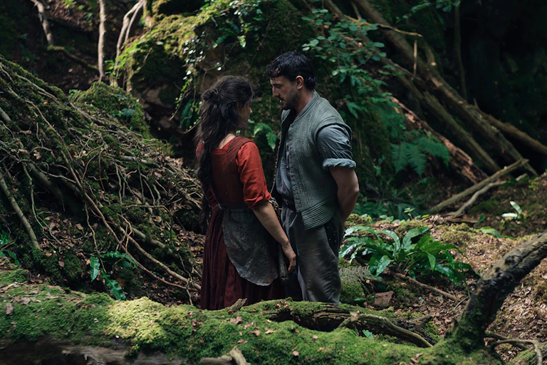Una pareja se mira en el bosque.