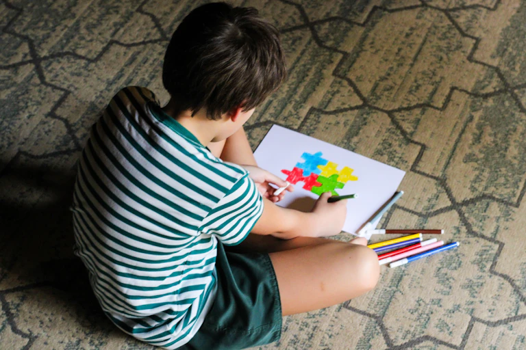 Niño dibujando un puzzle.