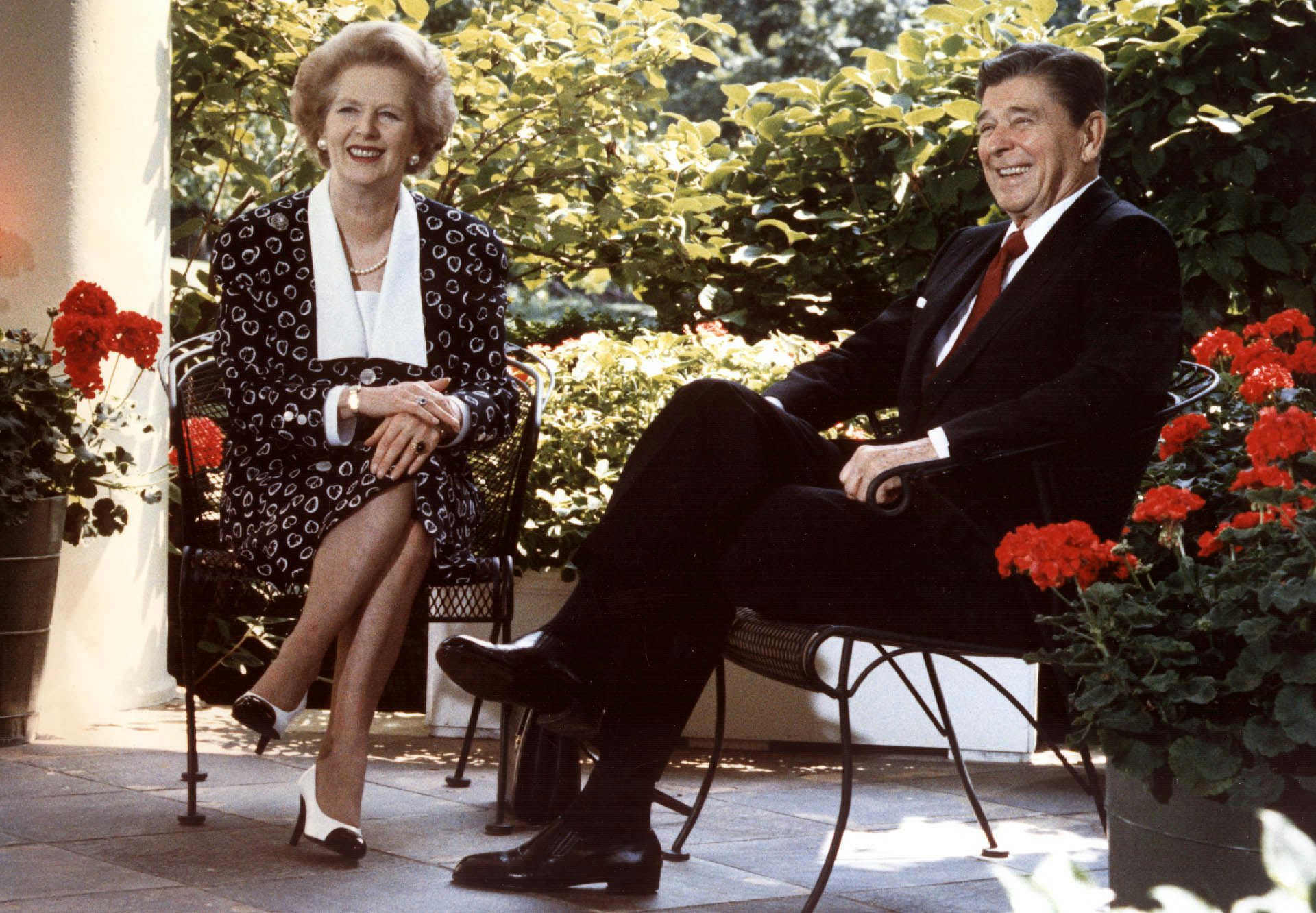 La Première ministre britannique Margaret Thatcher et le président américain Ronald Reagan assis côte à côte.