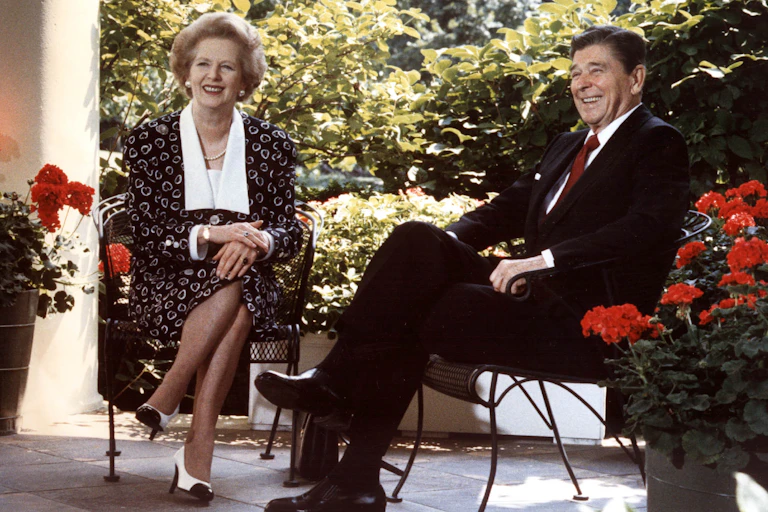 La Première ministre britannique Margaret Thatcher et le président américain Ronald Reagan assis côte à côte.