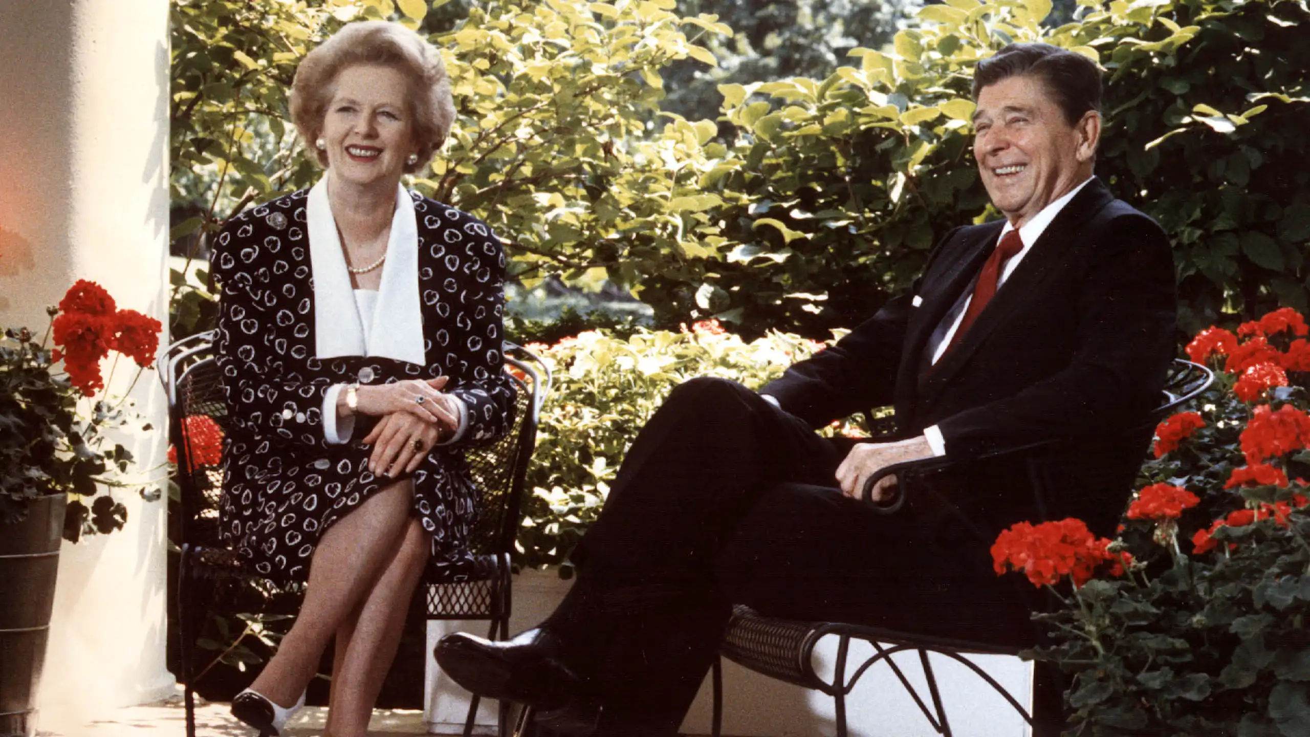 La Première ministre britannique Margaret Thatcher et le président américain Ronald Reagan assis côte à côte.