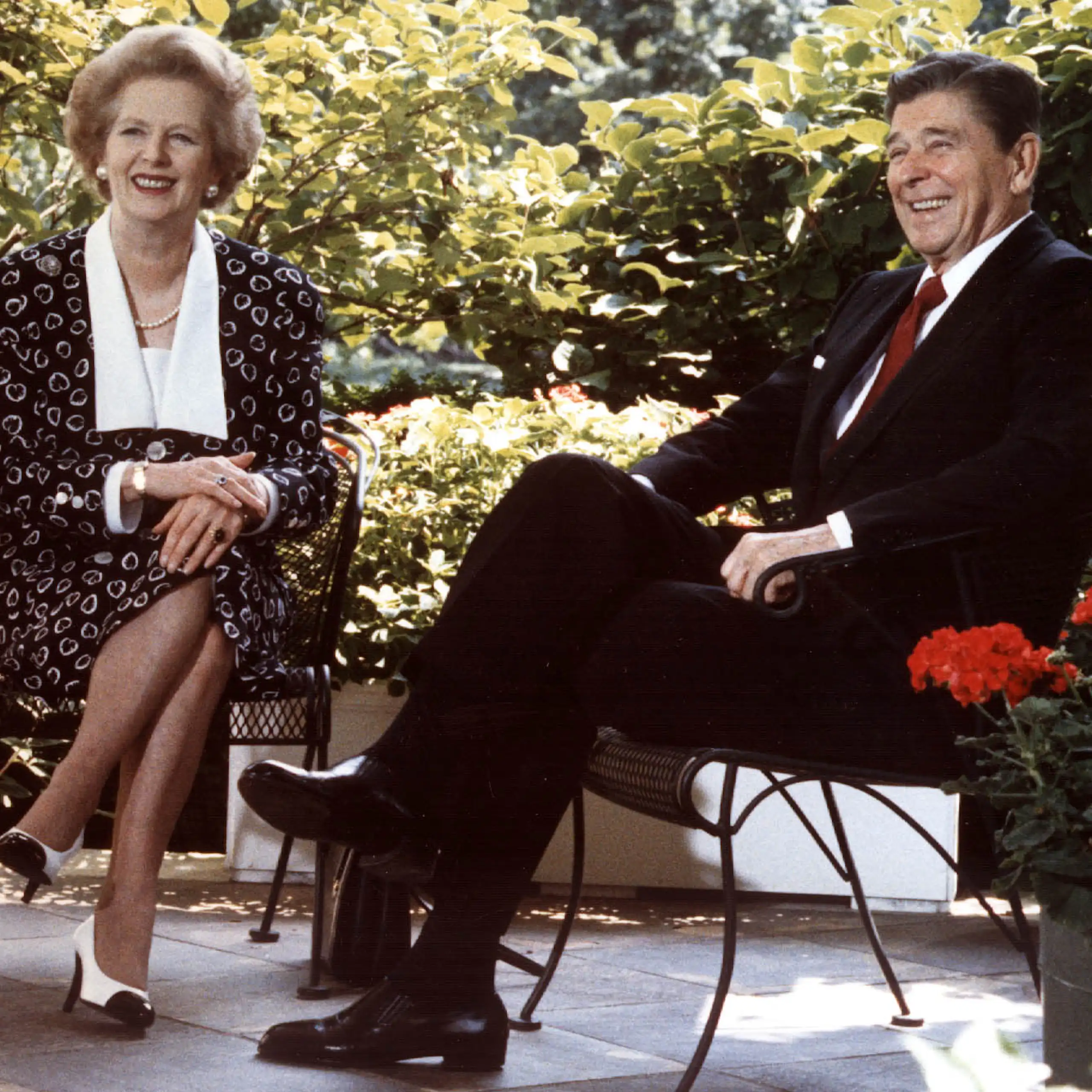 La Première ministre britannique Margaret Thatcher et le président américain Ronald Reagan assis côte à côte.