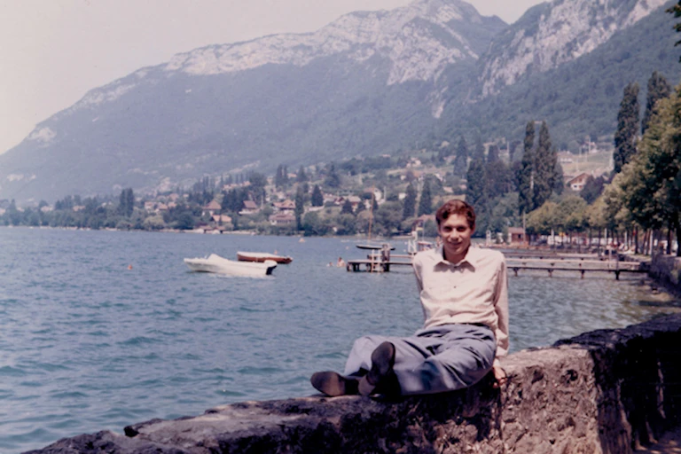 Gabriele Veneziano au bord du lac d'Annecy