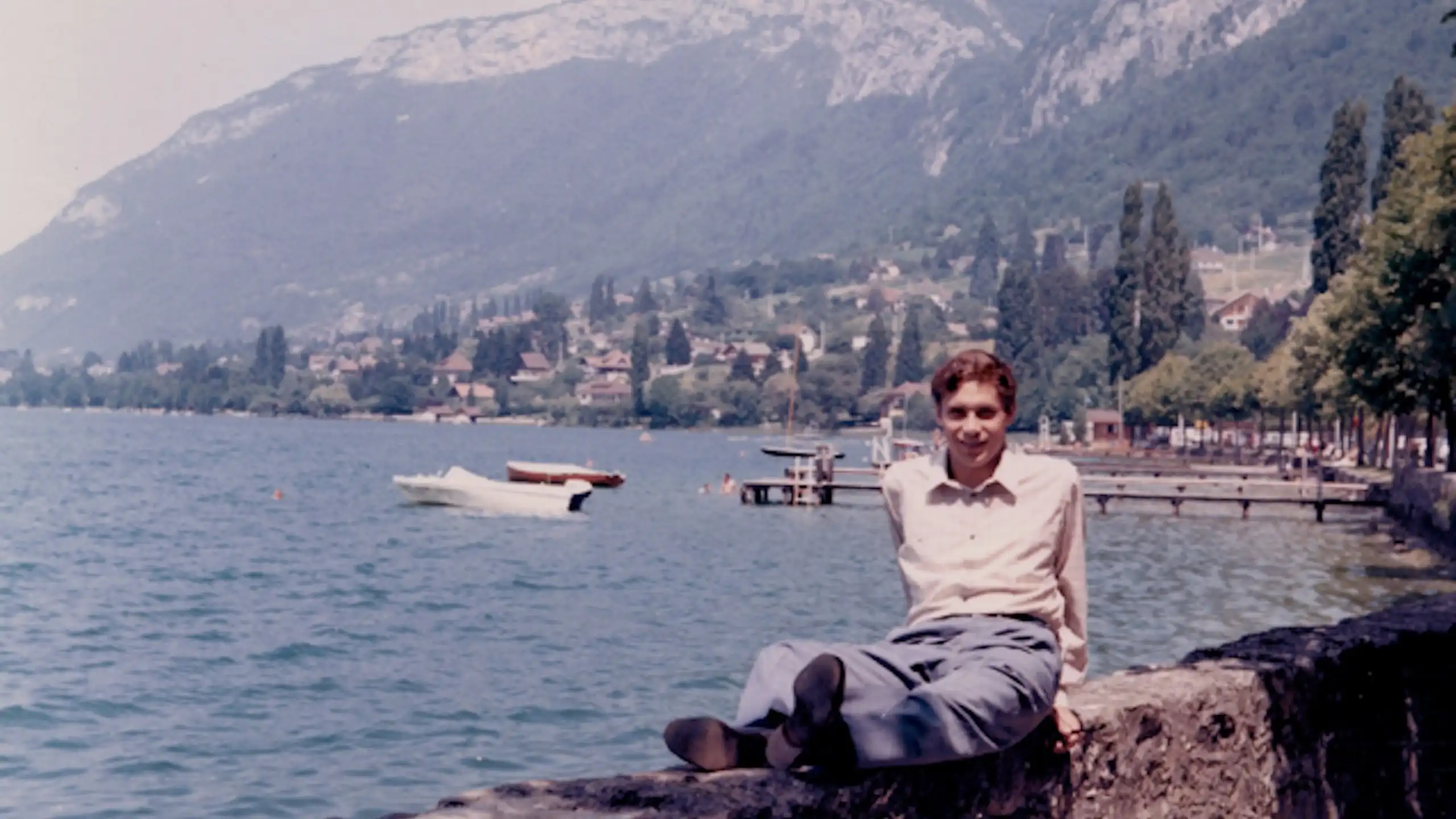 Gabriele Veneziano au bord du lac d'Annecy