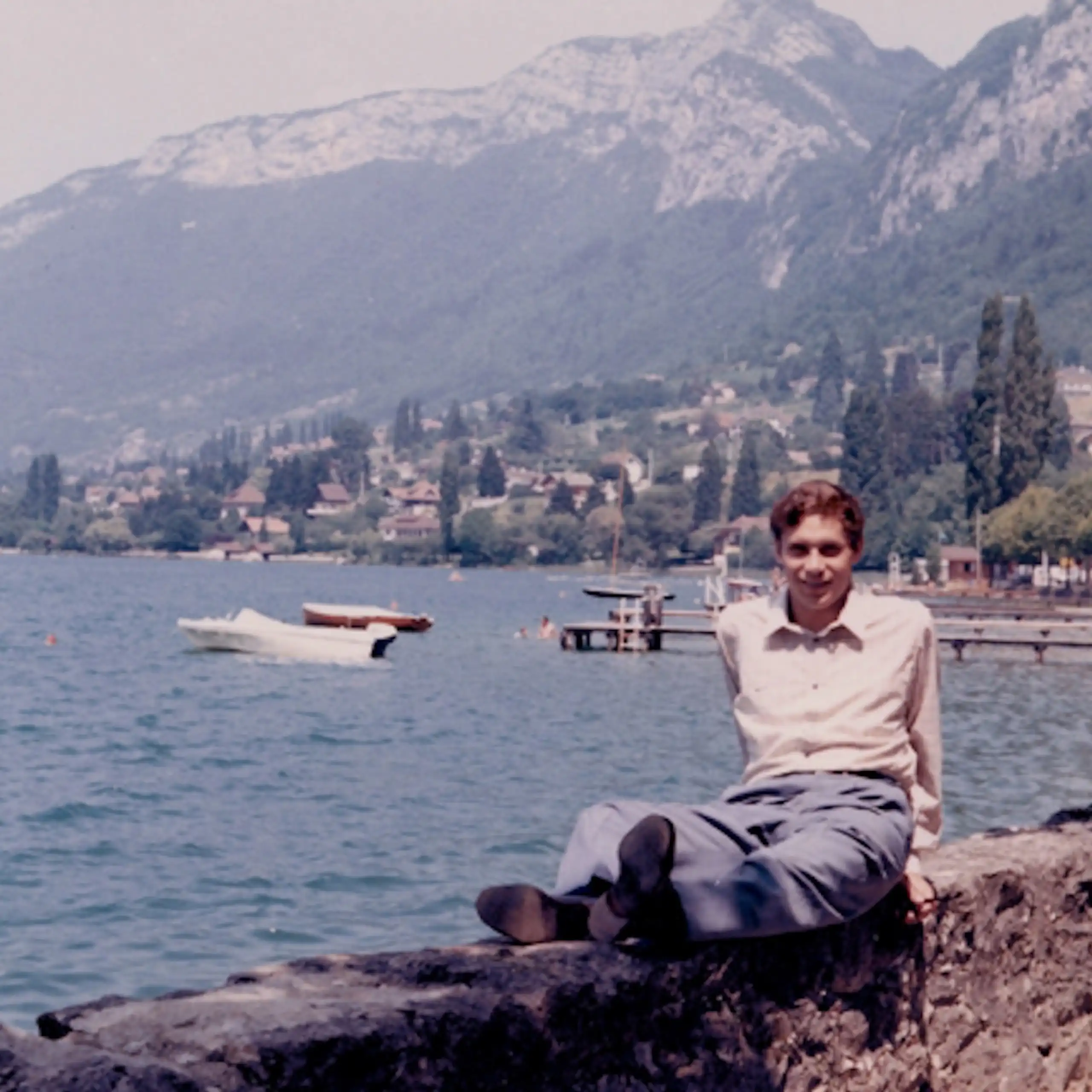 Gabriele Veneziano au bord du lac d'Annecy