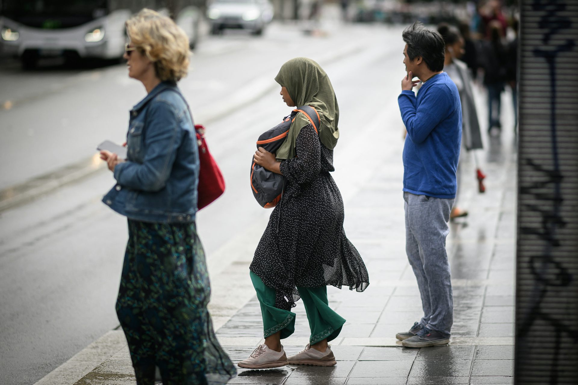 Une femme voilée attend le bus à Nantes.