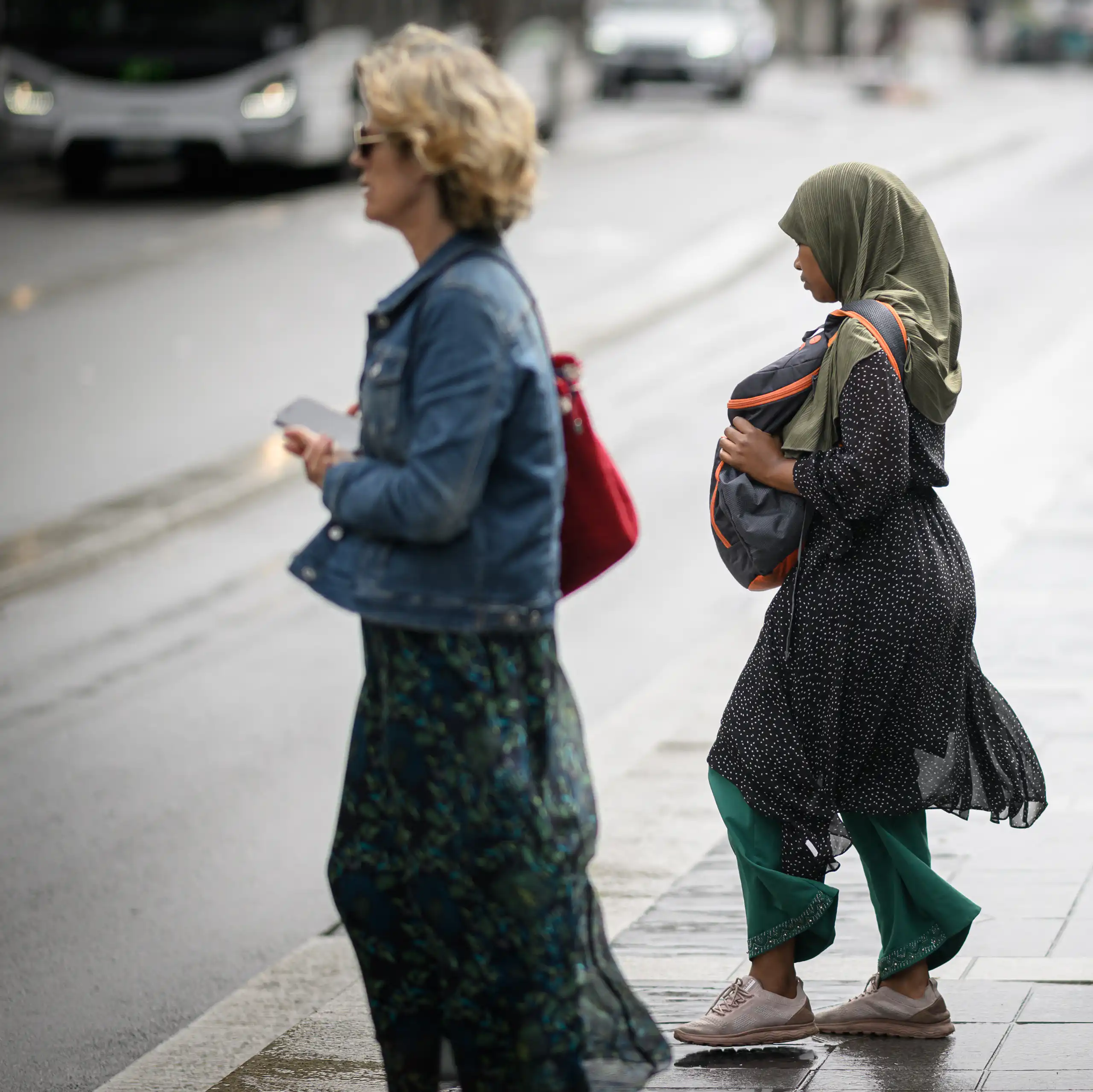 Une femme voilée attend le bus à Nantes.