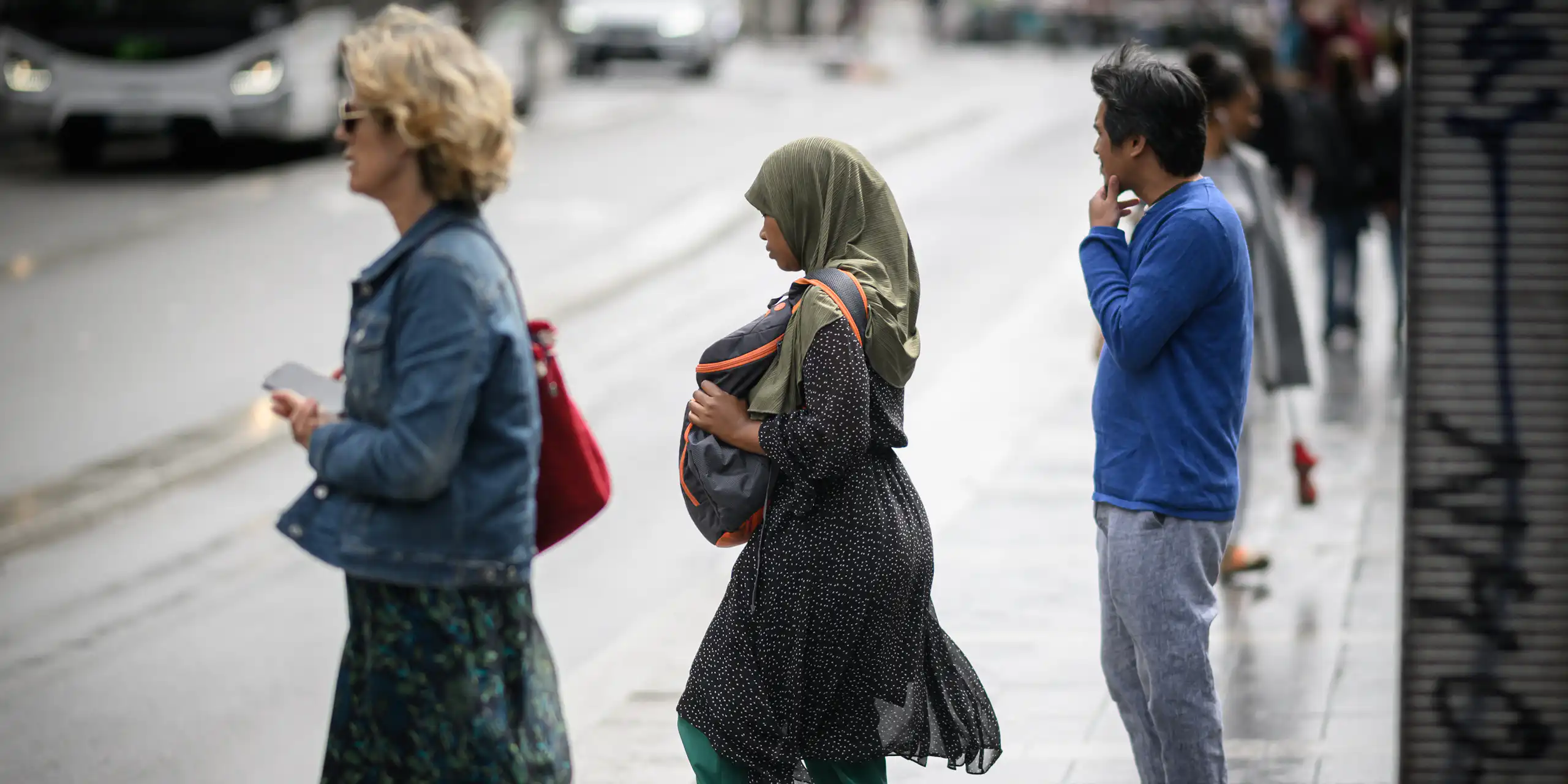 Une femme voilée attend le bus à Nantes.