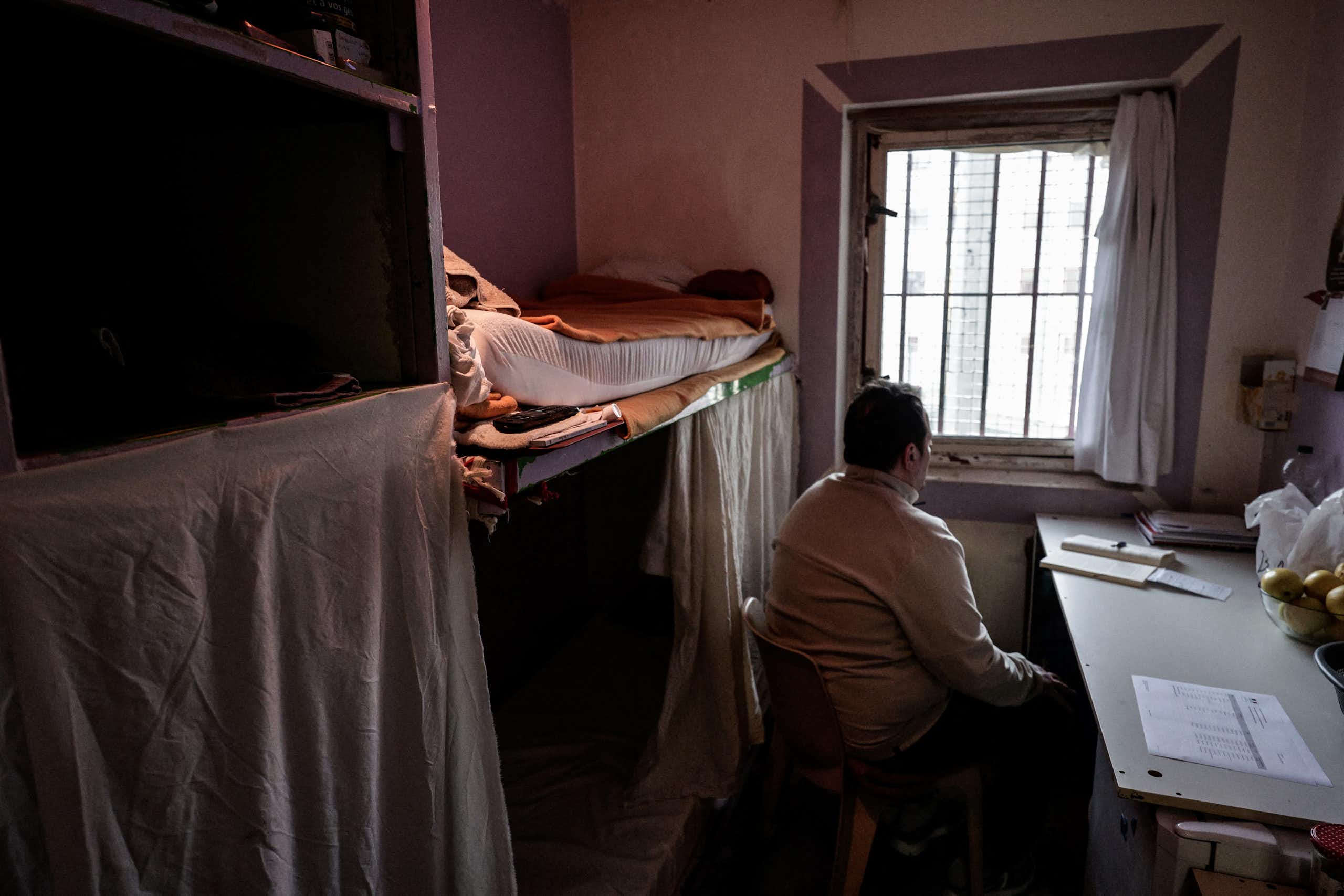 Un détenu photographié dans sa cellule, à la Maison d'arrêt des Hauts-de-Seine, à Nanterre, en banlieue parisienne, le 15 janvier 2026.
