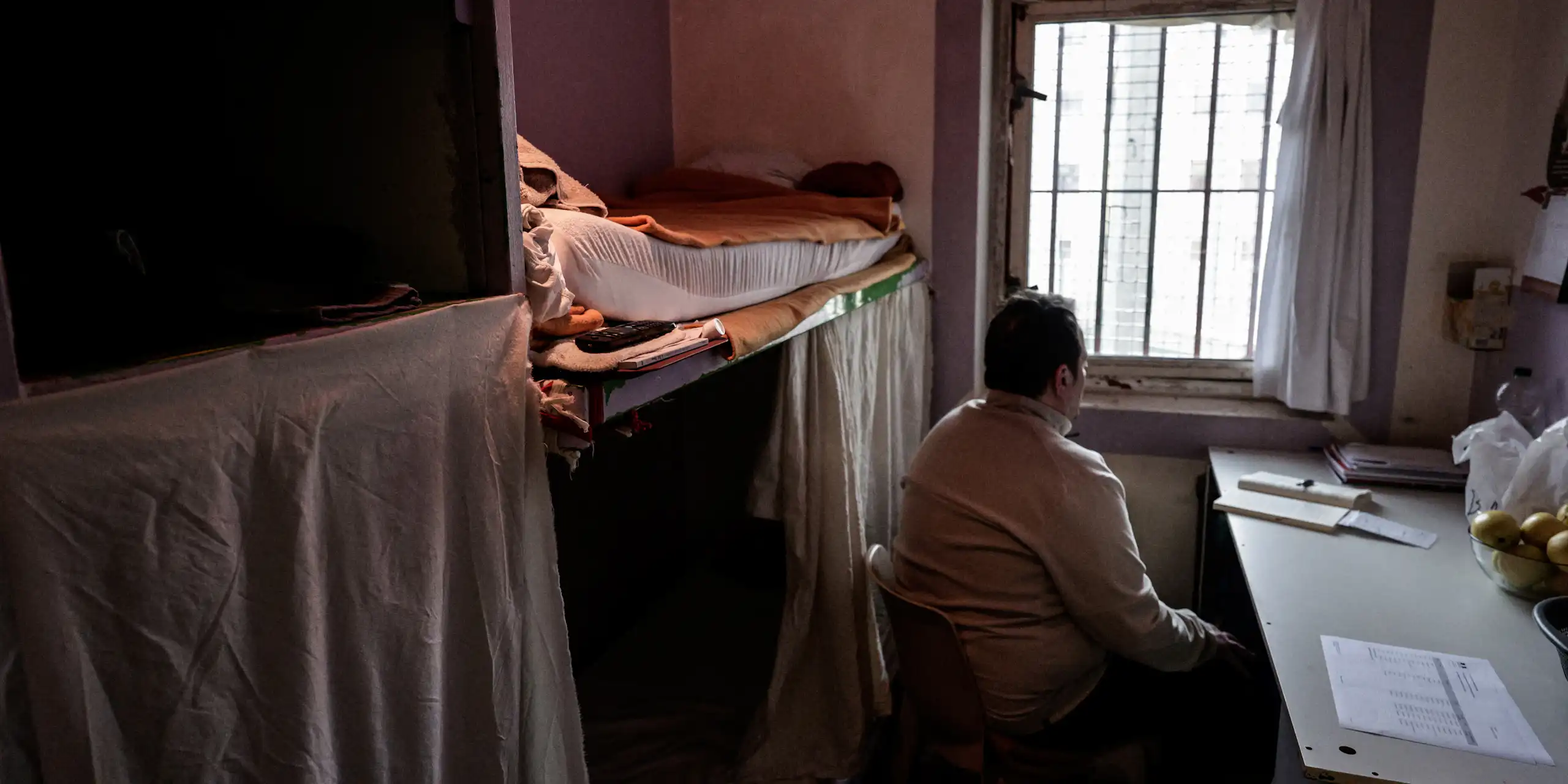 Un détenu photographié dans sa cellule, à la Maison d'arrêt des Hauts-de-Seine, à Nanterre, en banlieue parisienne, le 15 janvier 2026.