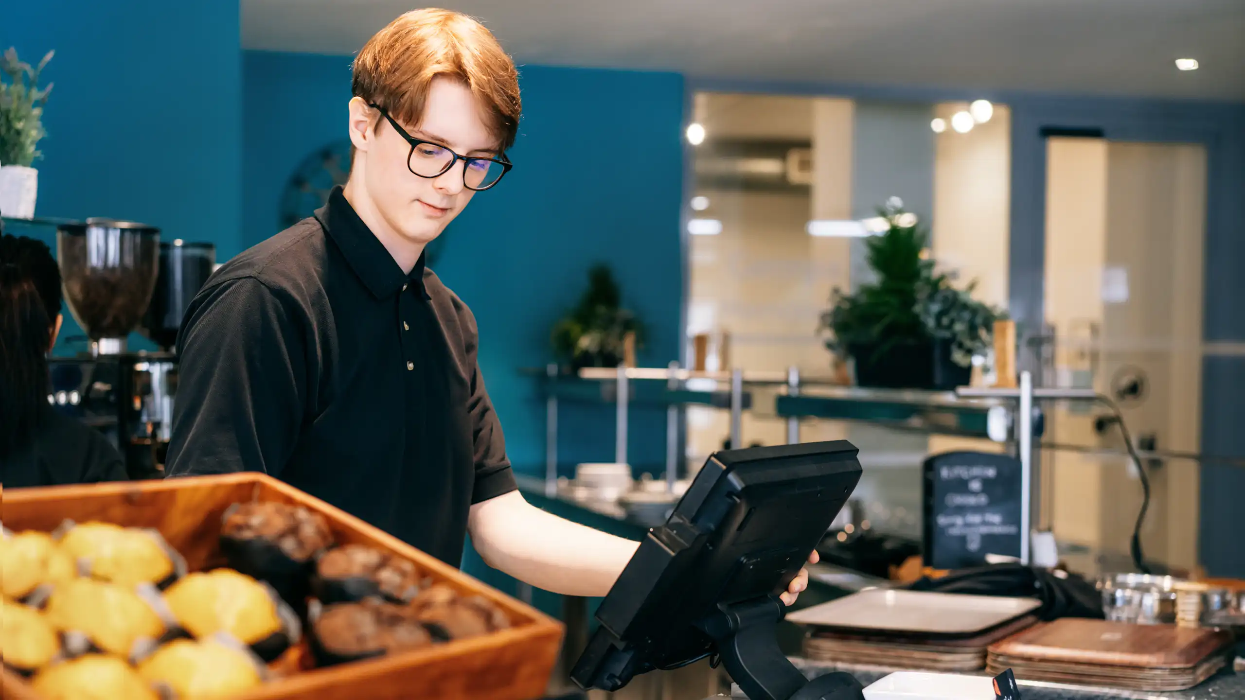 Jeune garçon de café