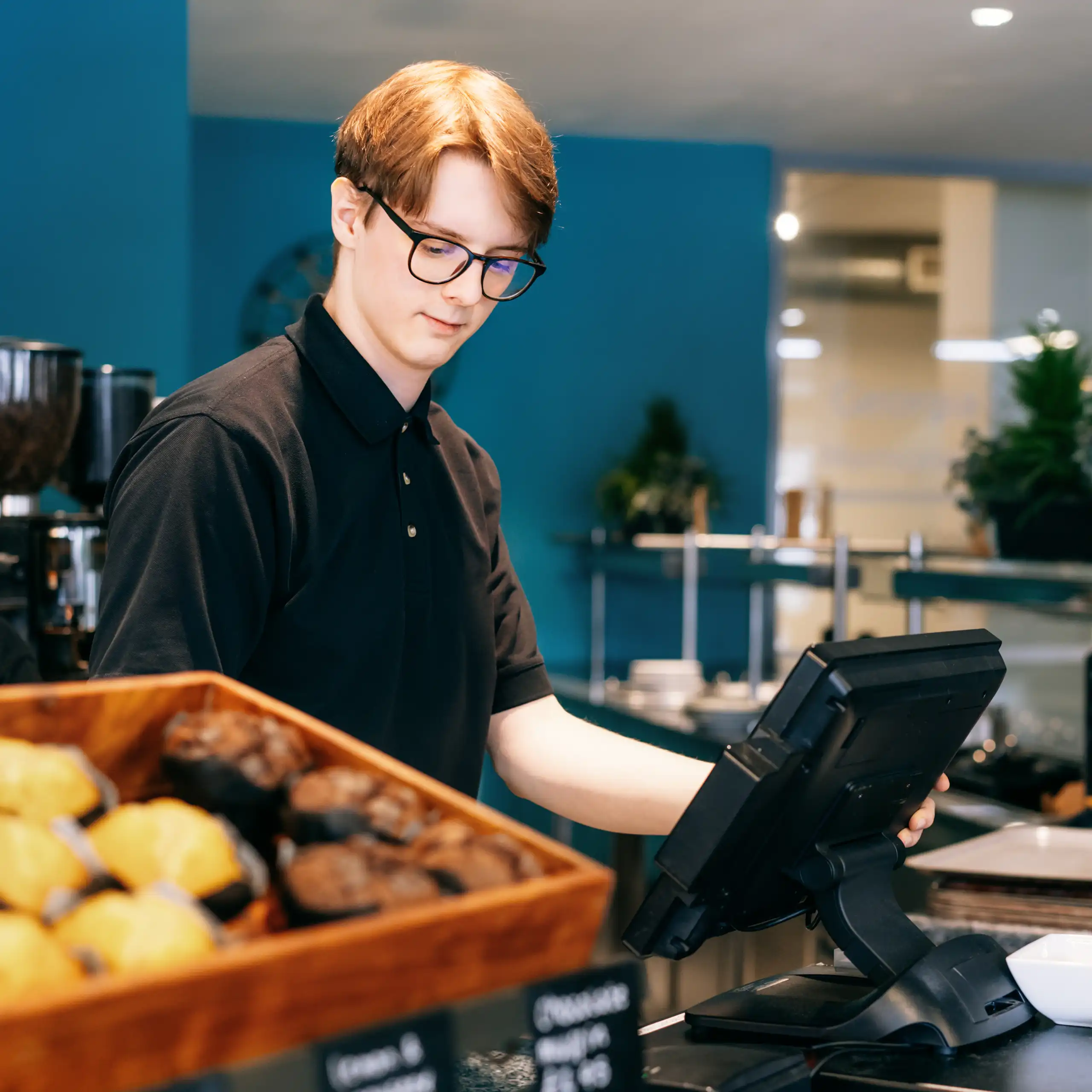 Jeune garçon de café