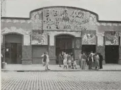 Fotografía en blanco y negro de la fachada de un cine.