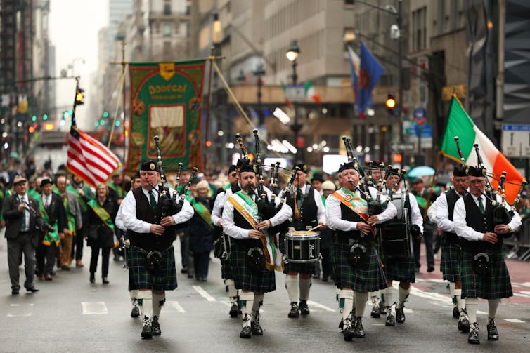 Cómo la Isla Esmeralda dio forma a la ciudad del acero: la rica historia irlandesa de Pittsburgh 3 Un grupo de gaiteros marcha por la calle en un desfile.