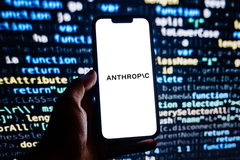 Un móvil con el logotipo de Anthropic