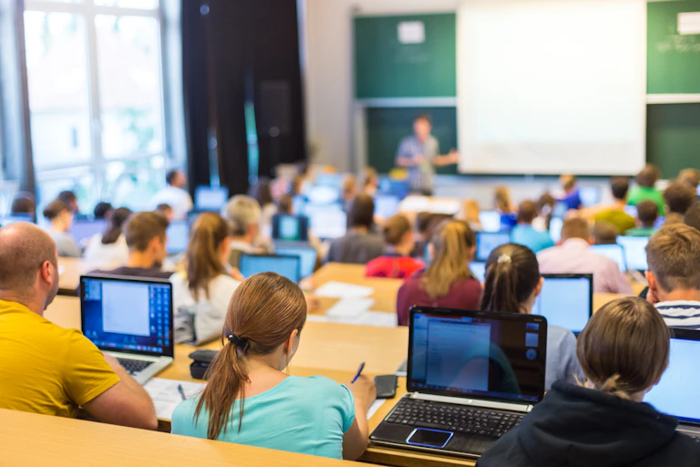 Alumnos en una clase universitaria