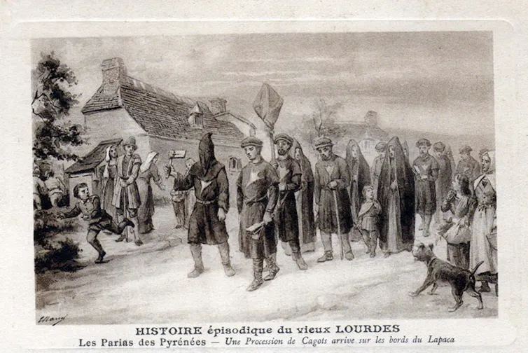 Carte postale représentant une procession de cagots, les « parias des Pyrénées »
